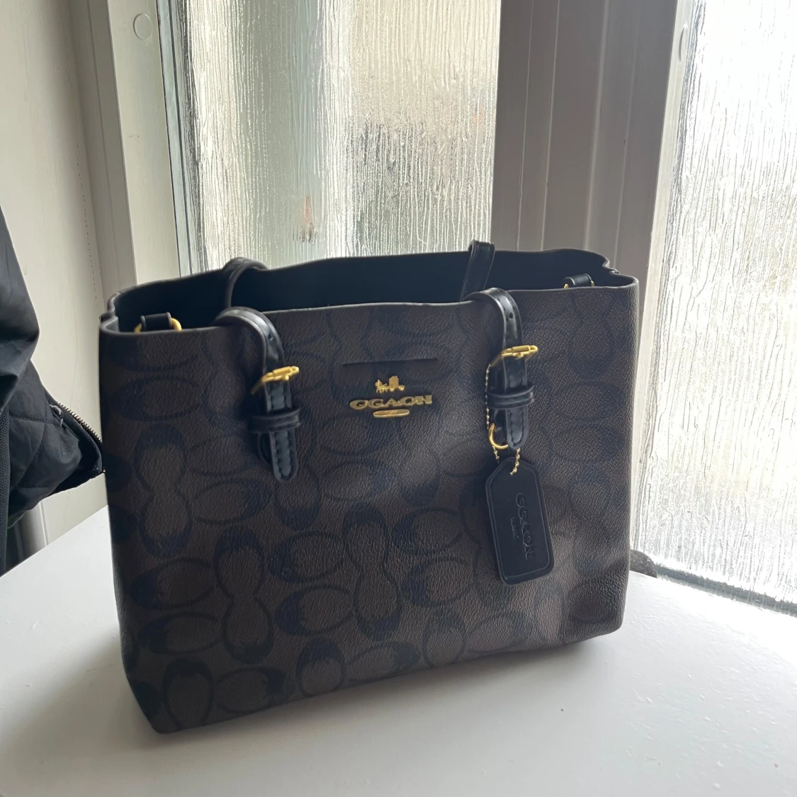 Svart handväska med mönster - 2