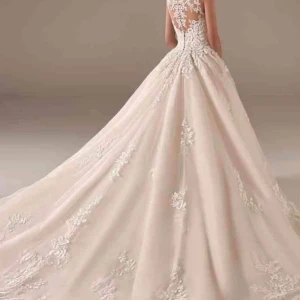 Pronovias brudklänning  - Nu är det dags att sälja min underbara brudklänning från märket Pronovias, Amal.  Den är i storlek 36 och säljs med en lång slöja i spets. Köptes för ett år sedan för 24.000kr. Säljer den nu för 10000kr. Finns även en tiara som säljs för 1000kr (se bild)