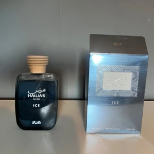 Hawas Ice Eau de Parfum 100ml - Hawas Ice Eau de Parfum för honom, 100ml. Flaskan är mörkblå med en unik beige kork som har ett repmönster. Kommer i en snygg, metallicblå kartong med silverdetaljer. Doften är modern och fräsch, perfekt för dig som gillar stilrena maskulina sommar parfymer. Flaskan har blivit använd ett fåtal gånger då ungäfär 5% av innehållet är använts.
