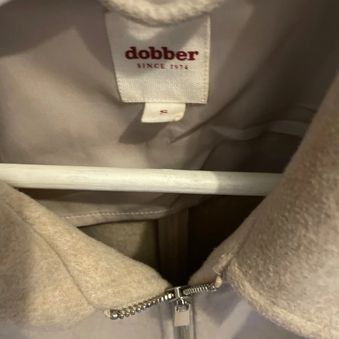 Beige kappa med bälte från Dobber - 2