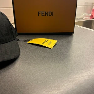 Svart keps fendi - Svart Fendi keps storlek M aldrig använd box och dustbag tillkommer 