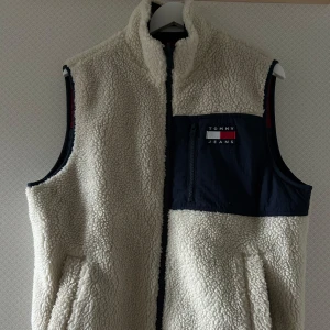 Väst - En fin väst från Tommy Hilfiger som man kan ha åt båda hållen. Storlek S, aldrig använd.