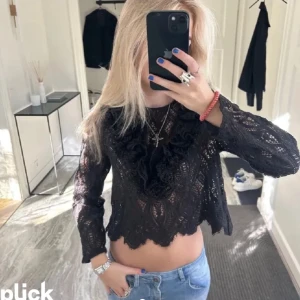 Svart topp - Supersnygg svart blus som inye kommer till användning!💞