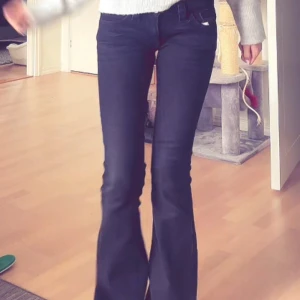 Svarta bootcut jeans från LTB - Snygga svarta jeans från LTB med bootcut passform. Jeansen har en klassisk femficksdesign och är tillverkade i stretchigt denim för en bekväm känsla. Perfekta för dig som gillar en tidlös look med lite utsvängda ben. Storlek 25/32💞