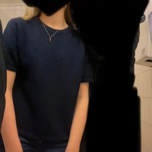 Mörkblå stickad tröja Gina Tricot - Mörkblå stickad tröja från Gina Tricot med korta ärmar och rund halsringning. Den har blivit använd inte ens 5 gånger då jag inte gillar lösa kläder 🤍