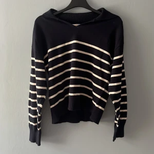 Svartvit randig hoodie från Gina Tricot i storlek 146/152💕 - Svart hoodie från Gina Tricot med vita ränder över hela tröjan. Tröjan har långa ärmar, ribbade muddar och en skön huva. Perfekt för dig som gillar en chill och stilren look.💕