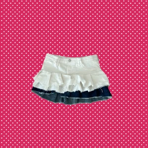 Vit och blå volangkjol i jeans - Supersöt kortkjol med volanger i vitt och blått jeansmaterial. Kjolen har råa kanter och klassisk femficksdesign upptill. Perfekt för dig som vill sticka ut med en lekfull och trendig look. jag har sytt kjolen själv 💕