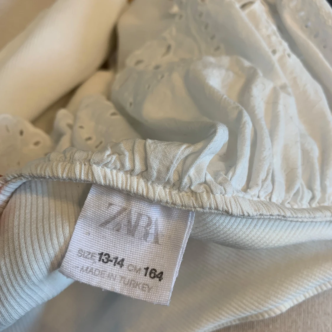 Vit omlottop från Zara med volang - 1