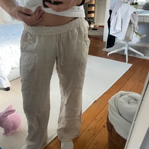Beiga linnebyxor  - från chelsea, har ett litet hål i grenen men går lätt att laga!