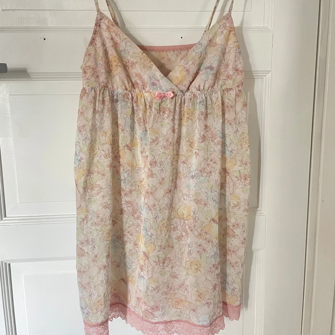 Pastellblommig kort linne med spets