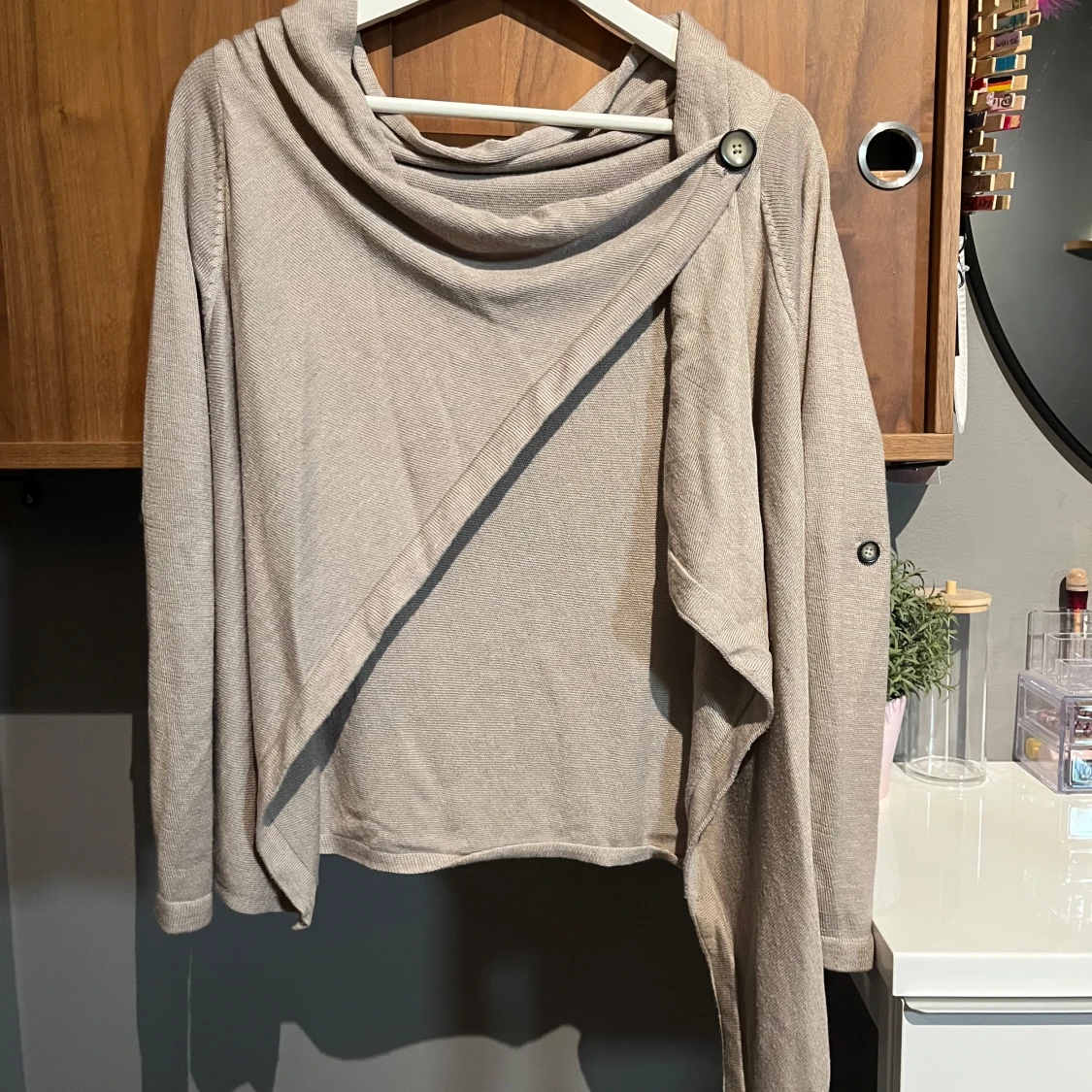 Beige omlottkofta med knappdetalj