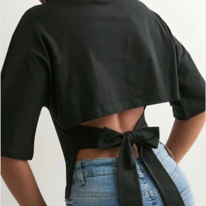 Svart tröja/topp  - Helt oanvänd populär topp från Nelly!! Skrynklig på bilderna eftersom den bara legat i min låda 🫣