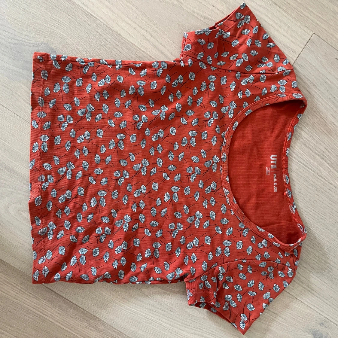 Röd blommig topp från Uniqlo