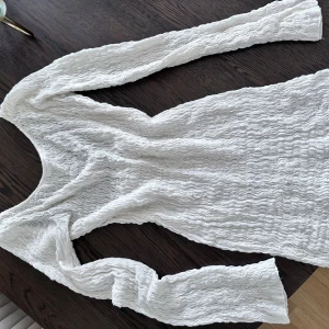 Ben vit strand klänning - Säljer denna vita strand klänning från Behrska, super fin!