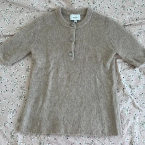 Beige stickad tröja H&M Edition - Superfin stickad tröja från H&Ms finare kollektion. Varm och gosig då den är delvis tillverkad med angora. Storlek L men passade även mig som har storlek S. Endast använd 1 gång 