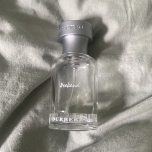 Burberry Weekend parfymflaska -  Sample 5ml )Stilren parfymflaska från Burberry med texten 'Weekend' på framsidan. Flaskan är genomskinlig med silverfärgat lock och klassisk Burberry-logga längst ner. Perfekt för dig som gillar eleganta och tidlösa dofter.