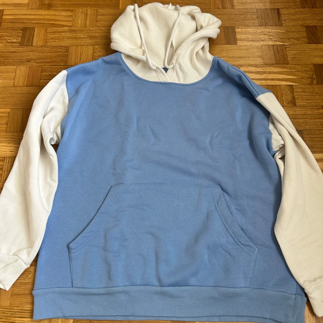 Blå och vit hoodie med ficka