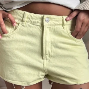 Gula shorts - Sååå snygga gula shorts köpta på vinted för 220 kr! Storlek M men tycker de passar S mer. Helt fläckfria, ser nya ut. (Bilder lånade från föregående ägare) ❣️❣️😸😸❣️❣️