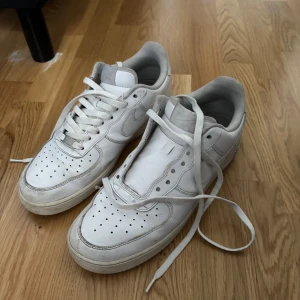 Nike Air Force 1 - Airforces som jag vill bli av me. Sulan har små hål och jag har ingen original box som jag kan skicka bort med. Därför blir det mycket billigare storlek 45.