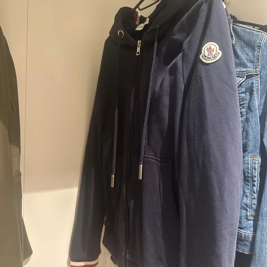 Mörkblå kofta från Moncler