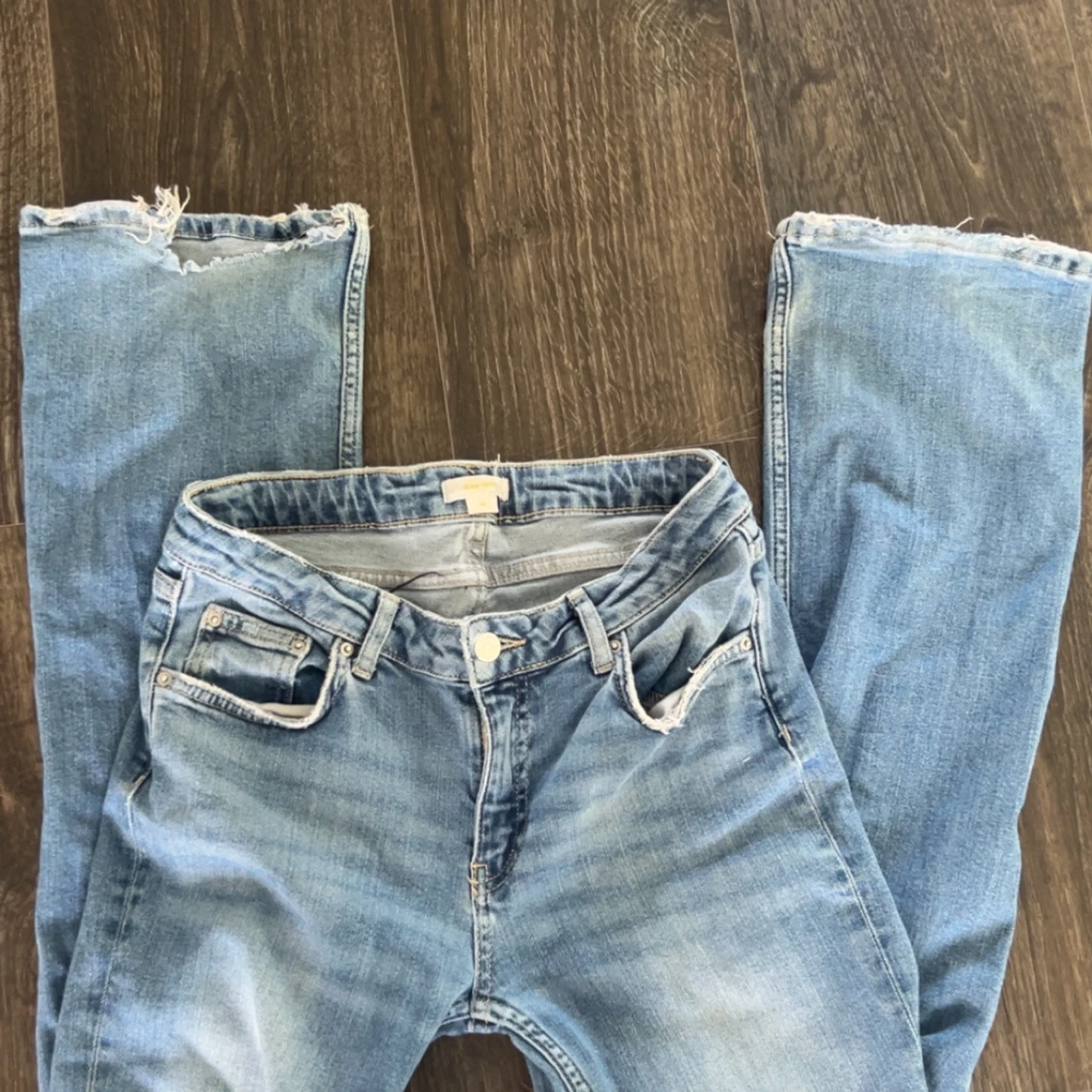 Ljusblå bootcut jeans med råa kanter - 1