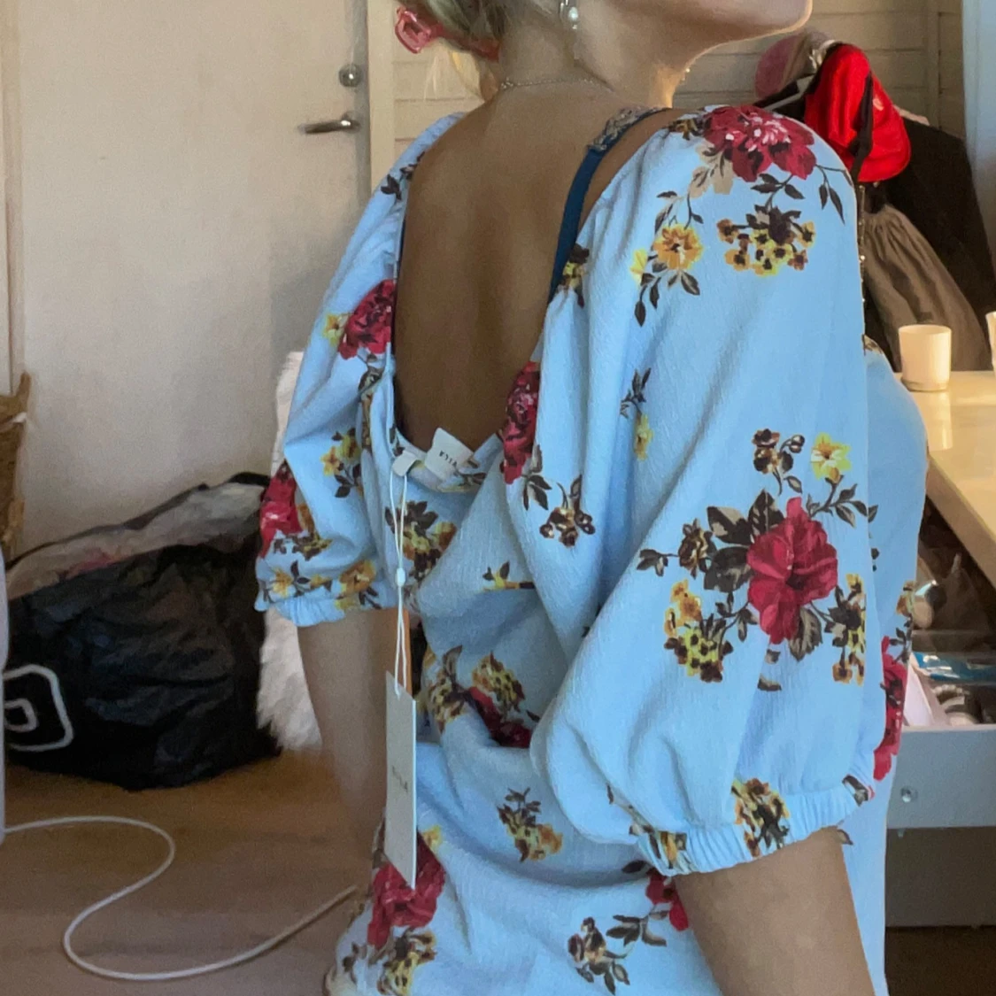 Blommig ljusblå blus med puffärm - 1