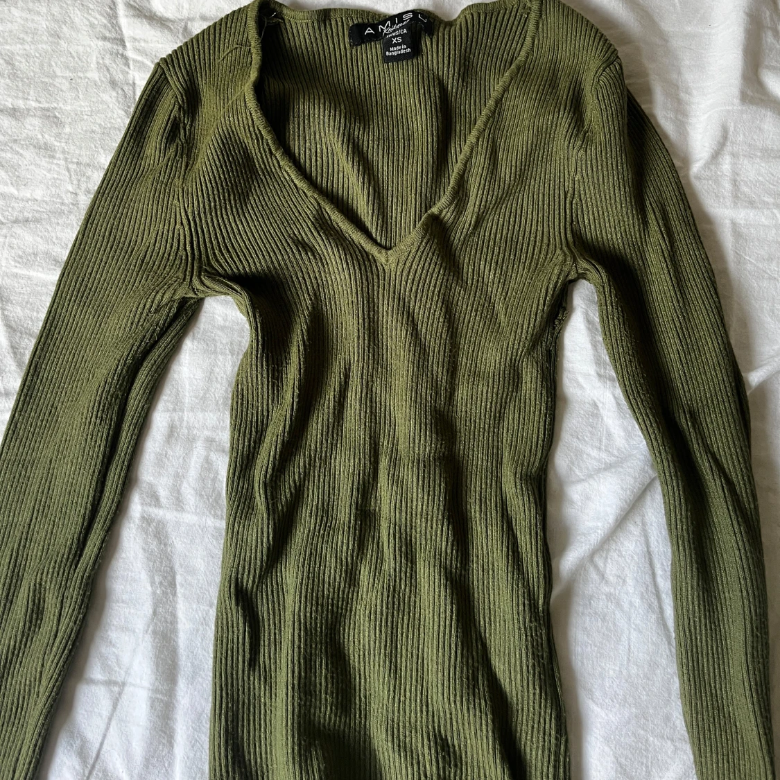 Olivgrön ribbad tröja från Amisu