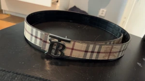 Burberry bälte  - Väldigt snyggt burrberry bälte Säljer pågrund av att jag tröttnat på det  Skriv för mer info  Kvitto är borttappat men kan garantera att den är äkta 