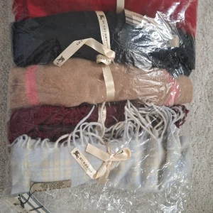 2 olika burberry set med halsduk - Halsdukar