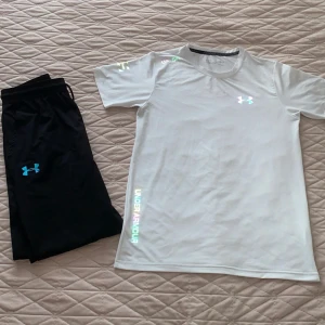 Under Armour Set - Fin svart vit under Armour set . Tröjan använd 1 gång o byxorna helt nya