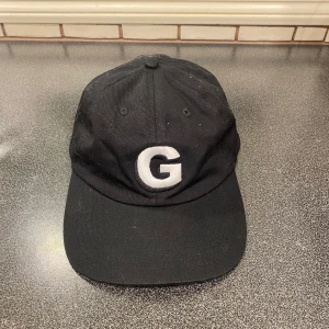 Svart keps från Golf Wang - Svart keps från Golf Wang med stor vit broderad G på framsidan. Inte mycket använd därefter säljer jag den. Sätter sig riktigt fint på huvudet! Tveka inte på att höra av er om ni har frågor! Mvh Hampus 