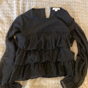 Mörkblå/ svart fin glittrig blus  - Super fin glittrig blus från Gina Tricot storlek 158-164