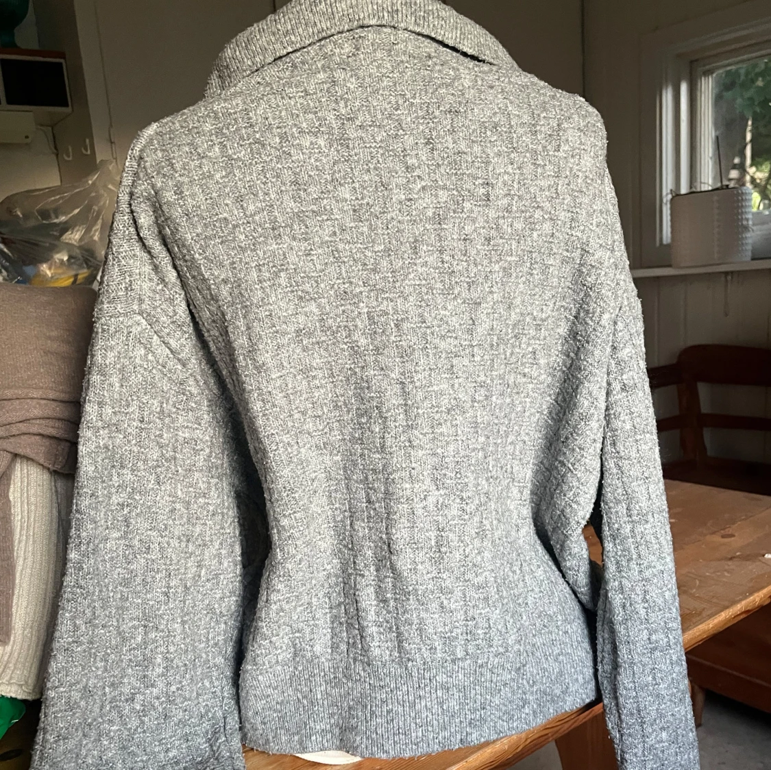 Grå stickad tröja med krage - 1