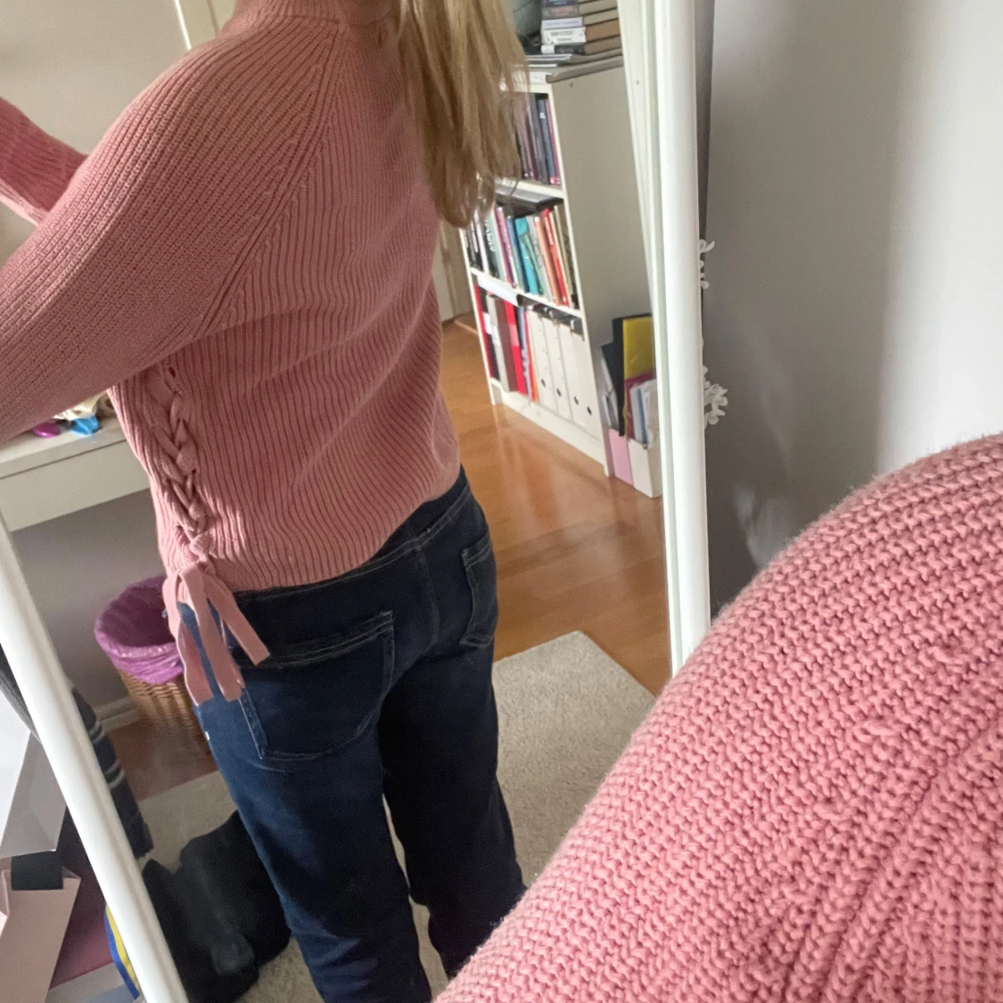 Rosa stickad tröja med snörning - 1