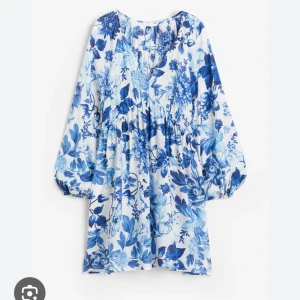 Blå/vit klänning från HM - Blå/vit klänning från HM