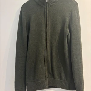 Mörkgrön kofta från Dobber - Snygg mörkgrön kofta från Dobber i stickat material i storlek M. 