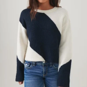 Svartvit stickad tröja med mönster - Säljer en stickad tröja i svart och vitt med coolt, snedställt blockmönster. Tröjan har lång ärm och rund halsringning, och är lite croppad i modellen. Perfekt för dig som gillar en trendig och avslappnad stil. Den är slutsåld och knappt andvänd. Pris kan dock diskuteras.