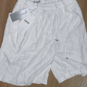Dir Vita shorts - Bra kvalitet vita shorts som inte passar mig. Pris kan diskuteras!