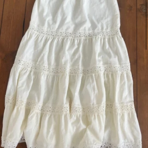 Helt ny långkjol från cider❤️ - Kjolen är helt oanvänd och har inga defekter!❤️Den är cream vit i färgen❤️