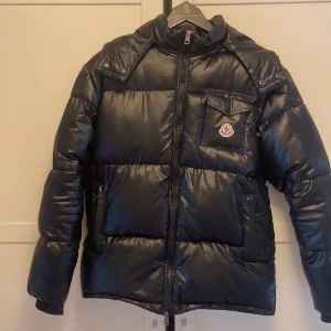 Moncler Montbeliard -  Jag säljer min Moncler jacka på grund av att jag inte passade längre. Den är perfekt nu till vintern På grund utav att den har två storlekar.                                                     Pris går att diskuteras vid snabb affär.                                 Skriv bara om ni undrar nåt.