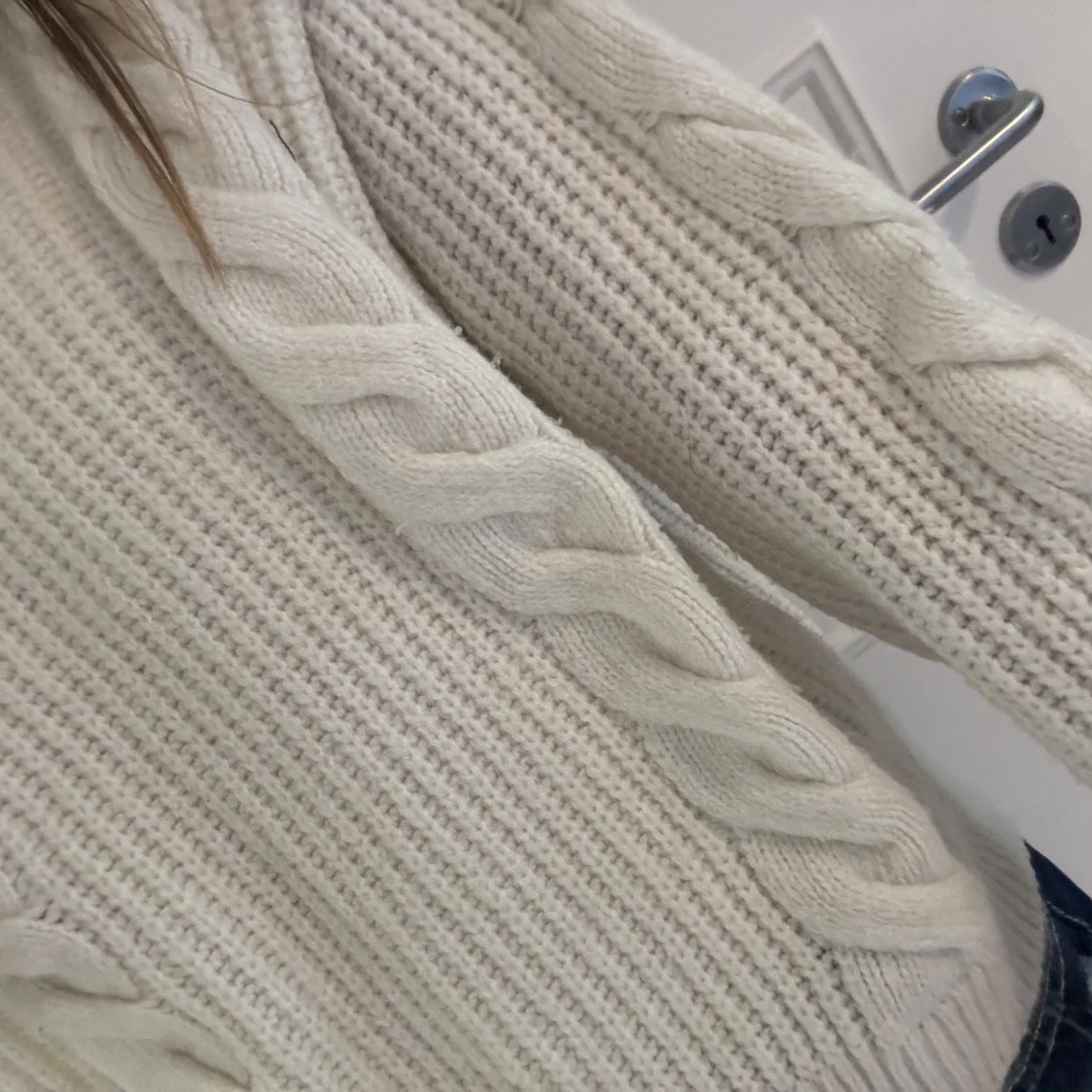 Vit stickad kabeltröja - 1