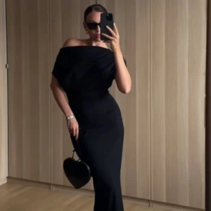 Soft line draperad maxiklänning  - första bilden är lånad. har endast använts en gång. verkligen super fin och figurerar kroppen på ett såå snyggt sätt. xs men passar s då den är stretchig. ny pris är runt 600