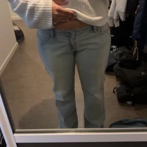 Ljusblå jeans från Stay, storlek L - Säljer ett par ljusblå jeans från Stay i storlek L. I straight modell.