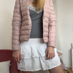 Vit volang kjol från stradivarius 💞🫶🏻 - Jättesnygg volang kjol som är köpt i Spanien💞aldrig använd därför säljer jag💓storlek XS och har inga defekter/hål🫰