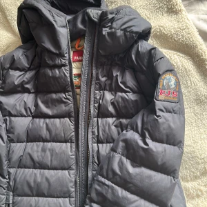 Para jumper jacka - Säljer min jacka då den inte kommer till användning snygg och inte allas mycket använd den sitter som en xs vet inte exakt nypris men säljer den för 450