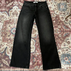 Svarta wide jeans från Junkyard - Los waist, vida ben och sitter som en smäck men har tyvärr blivit för små!