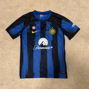 Inter fotbollströja  - Säljer en snygg fotbollströja från lager Inter Milano! Köptes i Inter butiken i Milano för 899kr! Tröjan är i mycket bra skick och säljs för ett superbra pris! Storlek M! Priset kan sänkas vid snabb affär! 