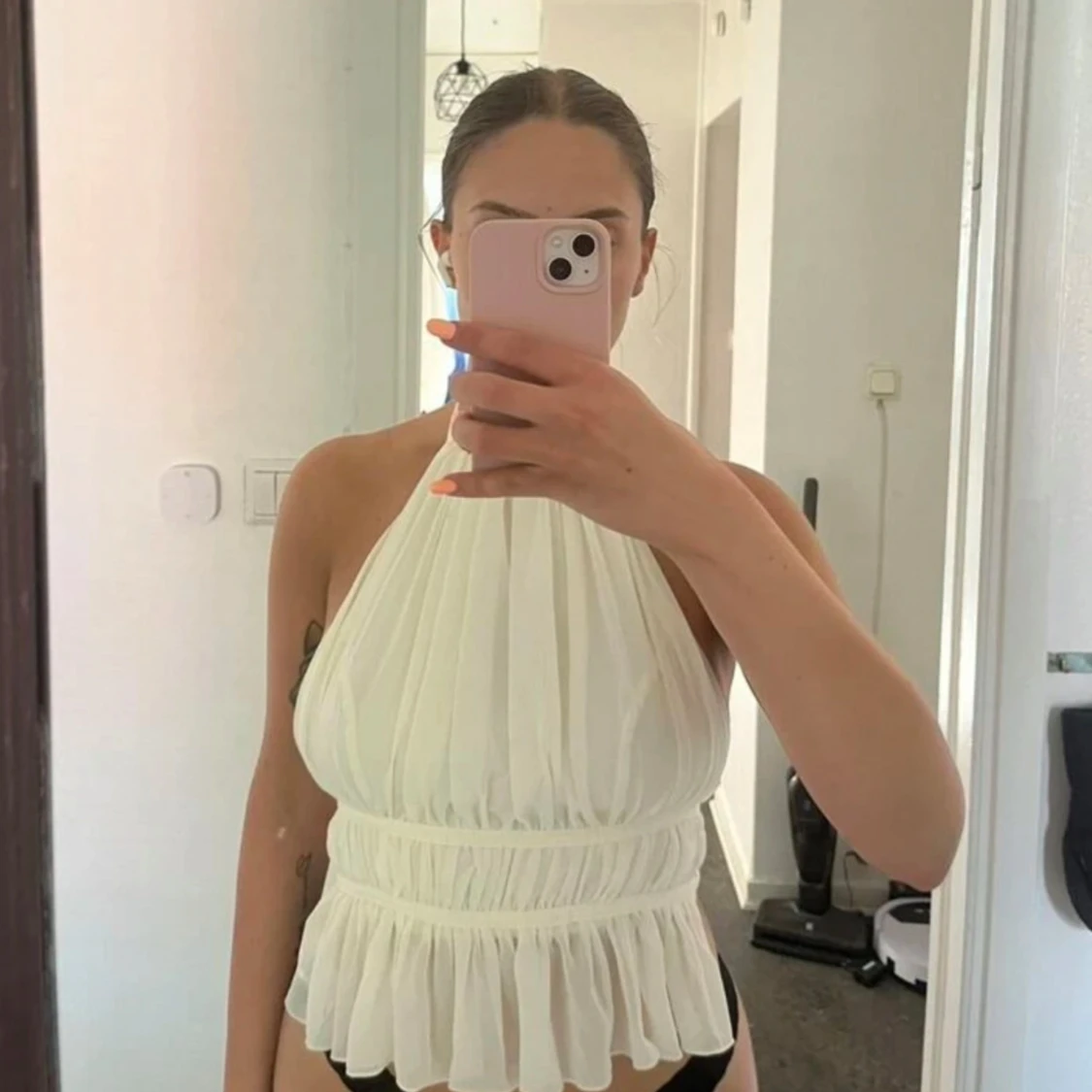 Vit omlott halterneck topp med volang