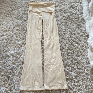 Beiga yoga pants från Gina Tricot - Snygga beiga yoga pants från Gina Tricot💛 storlek XXS