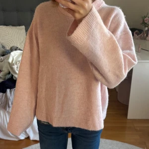 Stickad tröja Gina tricot - Supermysig ljusrosa stickad tröja från Gina Tricot. Tröjan har en loose passform, rund halsringning och ribbade muddar vid ärmslut och nederkant. Perfekt för kyliga dagar och enkel att styla med jeans eller kjol.